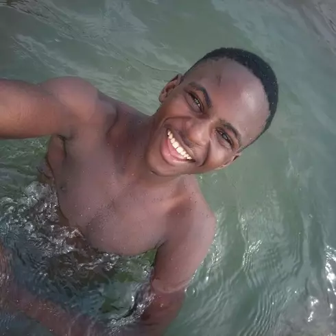 Chico de 26 busca chica para hacer pareja en Bata, Guinea Ecuatorial