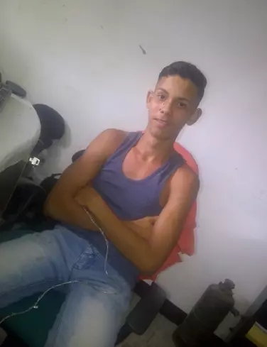 Chico de 25 busca chica para hacer pareja en Caracas, Venezuela