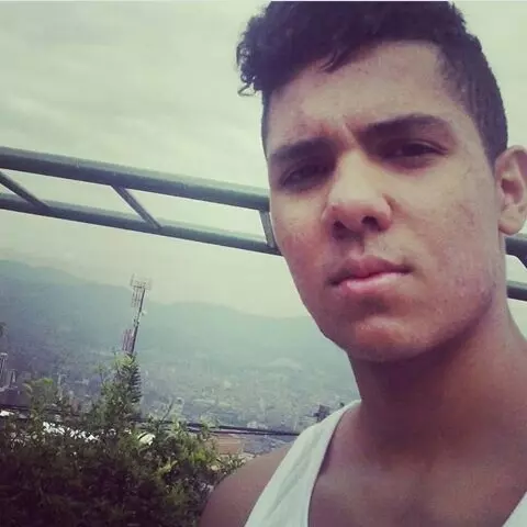 Chico de 25 busca chica para hacer pareja en Medellín, Colombia