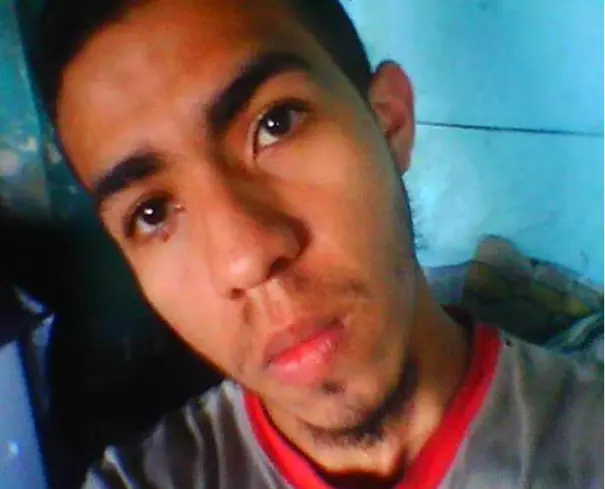 Chico de 22 busca chica para hacer pareja en Caracas, Venezuela