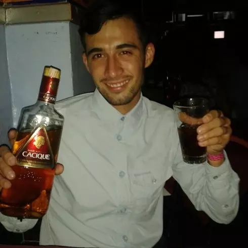 Chico de 32 busca chica para hacer pareja en Caracas, Venezuela