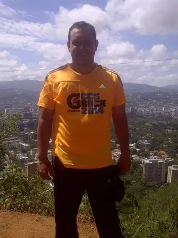 Hombre de 39 busca mujer para hacer pareja en Caracas, Venezuela