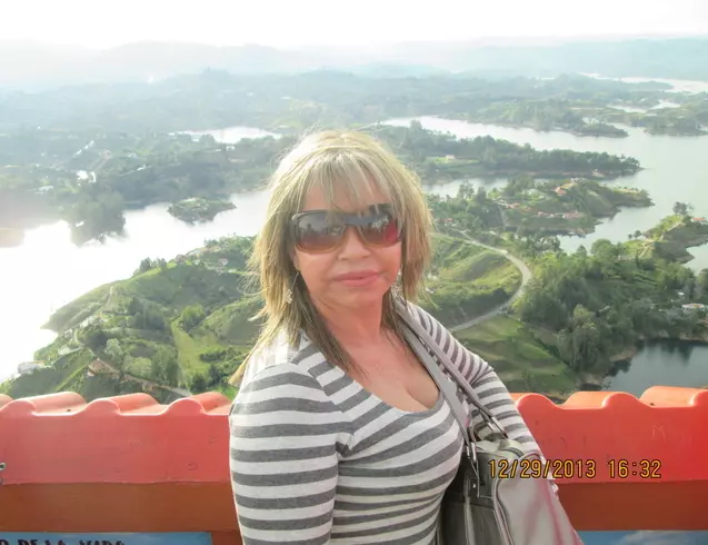 Mujer de 66 busca hombre para hacer pareja en Medellín, Colombia