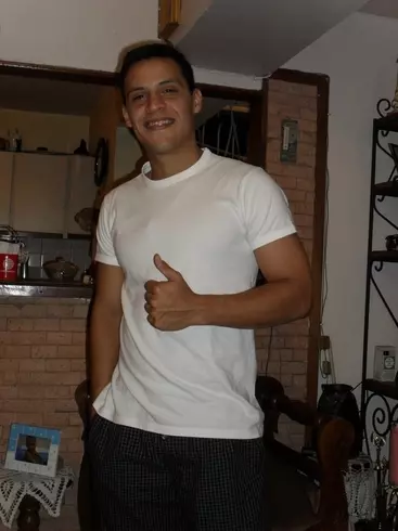 Chico de 33 busca chica para hacer pareja en Caracas, Venezuela