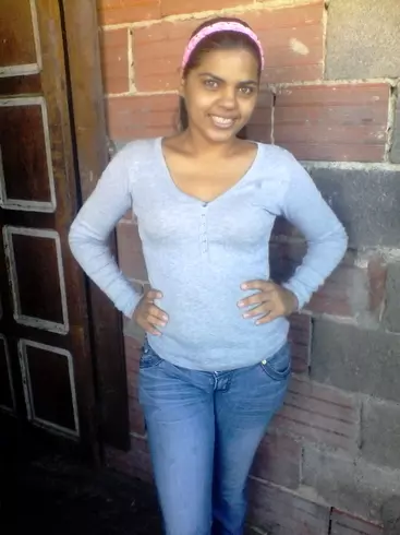 Chica de 27 busca chico para hacer pareja en Caracas, Venezuela