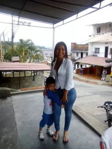 Mujer de 37 busca hombre para hacer pareja en Medellín, Colombia