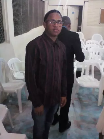 Chico de 23 busca chica para hacer pareja en San Cristóbal, República Dominicana